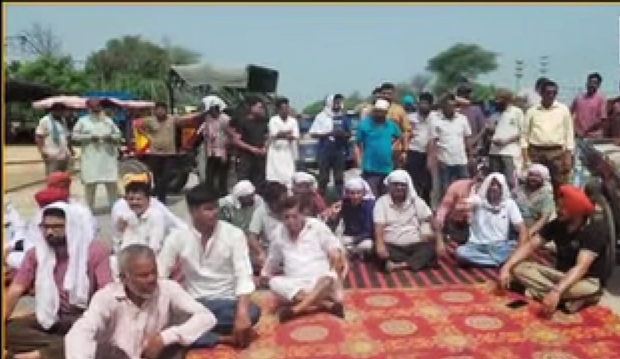 शहरवासियों ने चौंक में दिया धरना; मामला बस स्टैंड का
